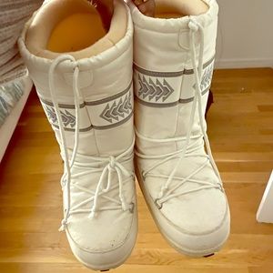 White Olang moon boots